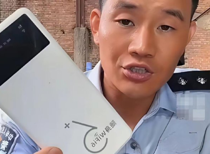 ▲谢孟伟在直播时着警服带货