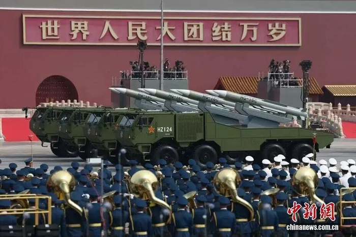  阅兵现场。中新社记者 富田 摄