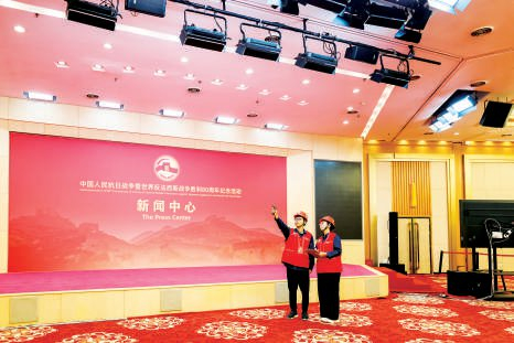 9月4日，国网北京海淀供电公司保障人员在重要活动保障现场进行用电设备巡查。 王洋摄