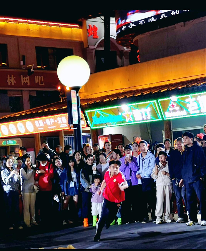 武术表演气势如虹。