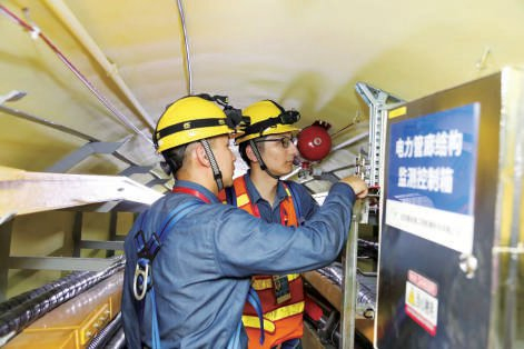 8月20日，国网北京电缆公司保障人员在首都核心区地下隧道内，检查隧道振动等在线监测装置。 赵旌朝摄