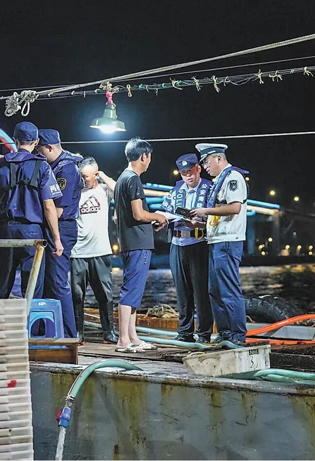 執法隊員在漁船上進(jìn)行安全檢查。邵宇翔 攝