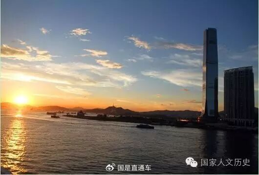 维多利亚港的日落，对面是西九龙