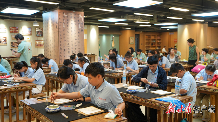 青少年學子在樂動敦煌研學基地學習。（圖片由樂動敦煌提供）