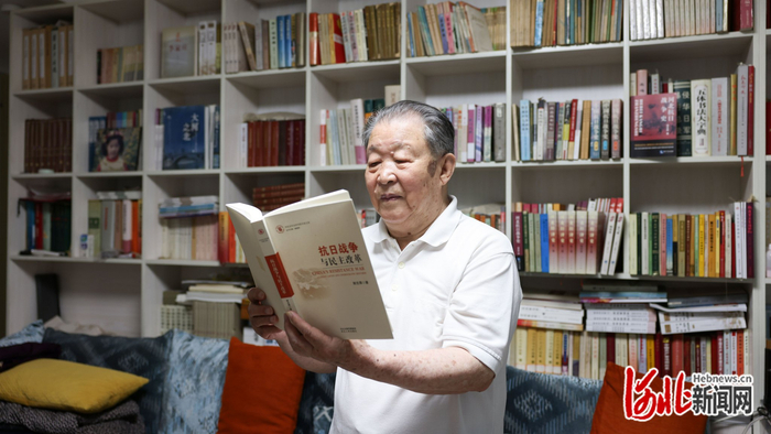 谢忠厚查找资料。白中豪/摄