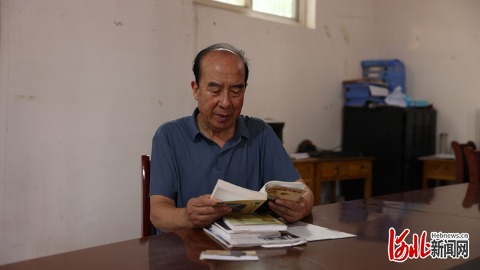 刘清月在社里堡村回忆调查经过。白中豪/摄