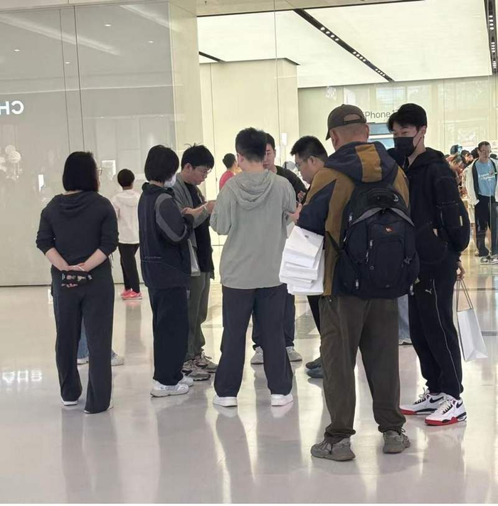 9月19日上午十点半，北京朝阳大悦城Apple直营门店外的“黄牛”正在推销手机。 新京报贝壳财经记者 张晗/摄