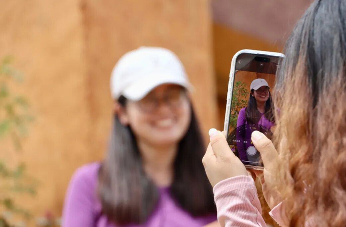 游客用鏡頭定格笑意盎然的瞬間（張子怡攝）