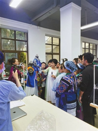 张顺爱为研培班学员讲解结对设计作品。 东华大学供图