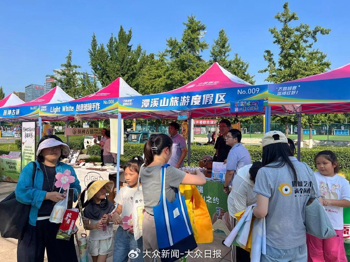 13日，游客在咨询潭溪山旅游政策。