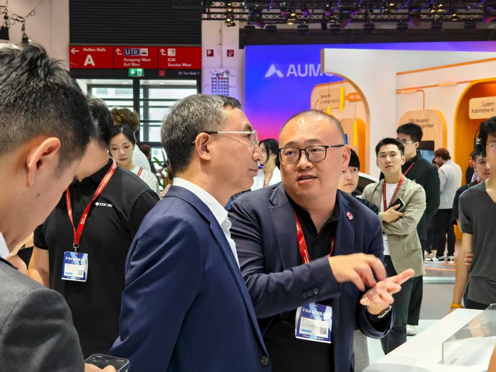 慕尼黑车展上零跑汽车创始人、CEO 朱江明和余凯讨论智驾问题|图片来源:极客公园