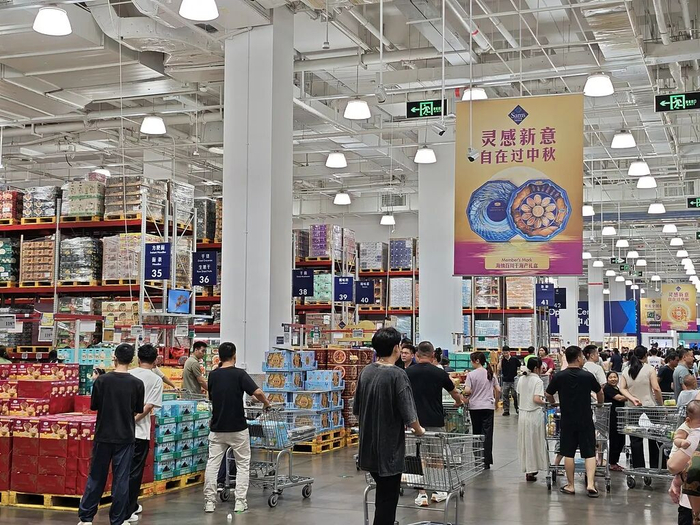 山姆会员店顾客驱车进行囤货
