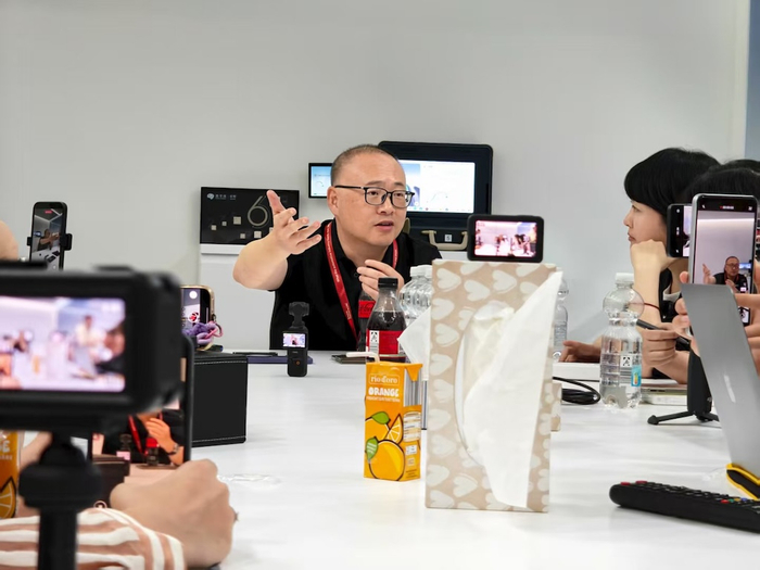 余凯在车展上接受中国媒体采访|图片来源:极客公园