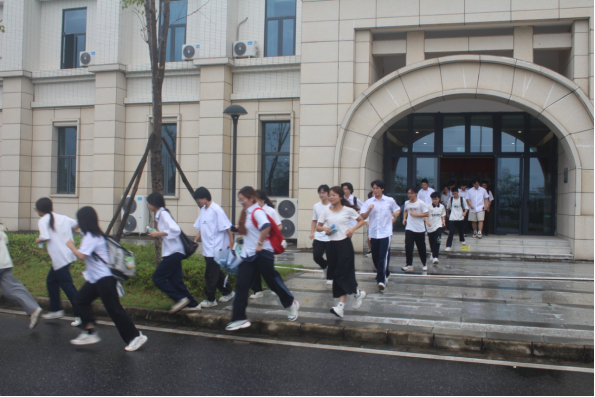 △ 学生有序向人防地下室疏散