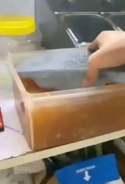 视频中店员将拖鞋放进珍珠配料盆 图源网络 