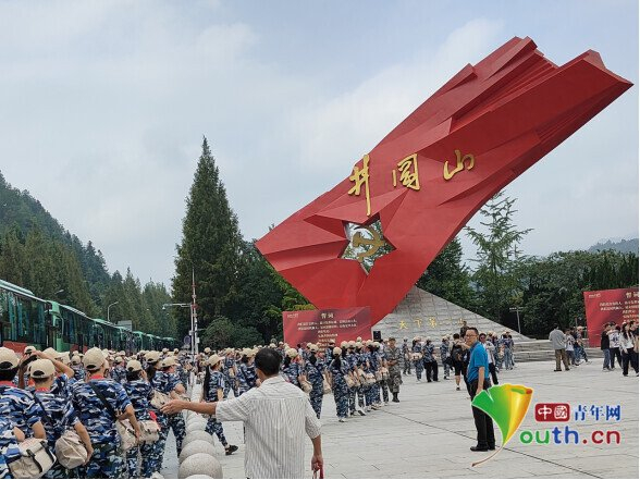 　　來(lái)自吉安外國語(yǔ)實(shí)驗學(xué)校、白鷺洲中學(xué)、研學(xué)吉安一中等學(xué)校2600余名高一新生有序進(jìn)入井岡山紅旗廣場(chǎng)。燃精梁文艷攝