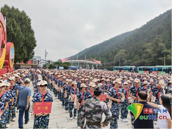 　　來(lái)自吉安外國語(yǔ)實(shí)驗學(xué)校、白鷺洲中學(xué)、吉安一中等學(xué)校2600余名高一新生齊聚井岡山紅旗廣場(chǎng)。梁文艷攝