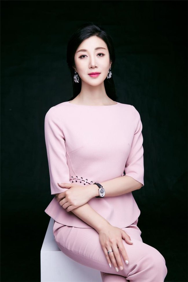 图中人物为张逸君女士