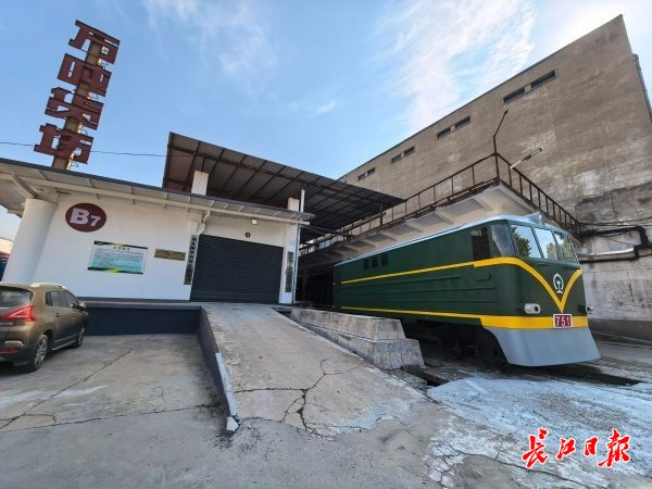 老车站、铁轨等设施原貌保留，背后是武汉市首座万吨冷库。 记者张晟 摄
