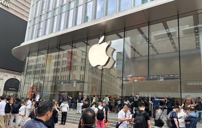 苹果iPhone 17系列开售火爆：门店大排长龙，“黄牛”加价三四百元抢购Pro Max版（图源：《每日经济新闻》）