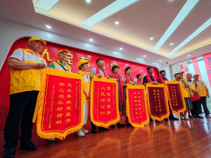 楊鳳榮（左一）及志愿者們收到錦旗