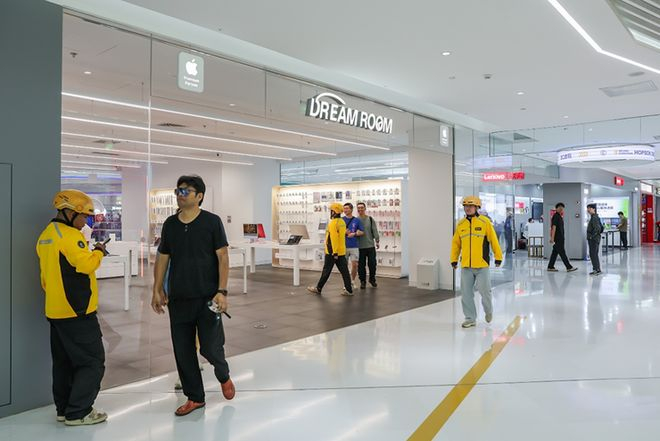 ▲iPhone 17新品受到消费者热捧。图为美团骑手等待取货。（摄影：小峰）