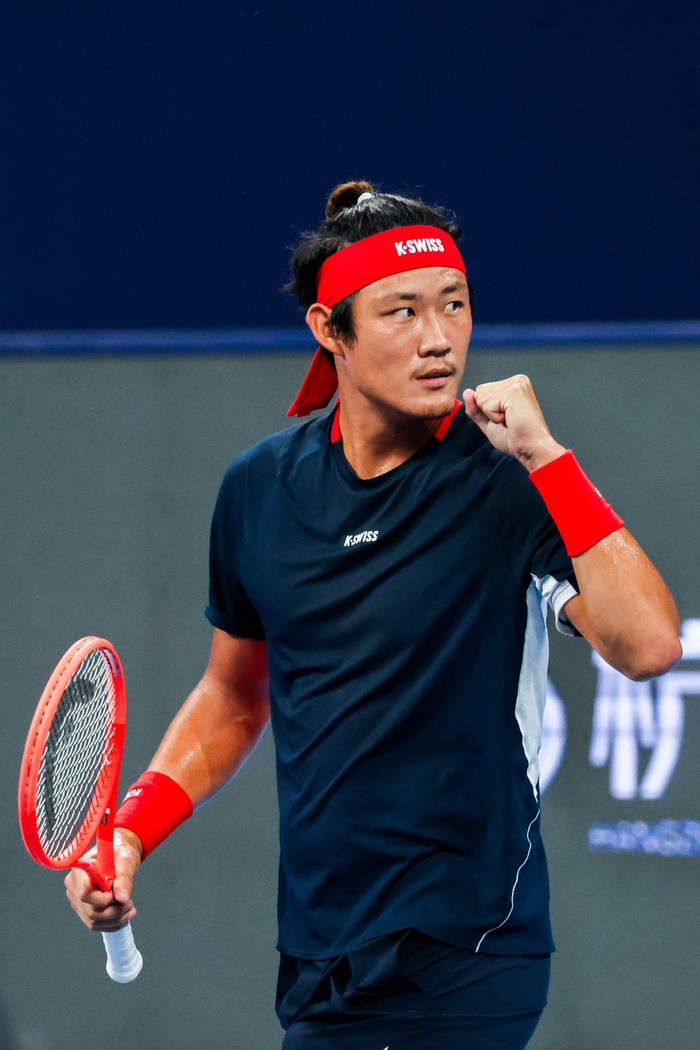 張之臻贏(yíng)下“中國德比”，晉級杭州網(wǎng)球公開(kāi)賽第二輪