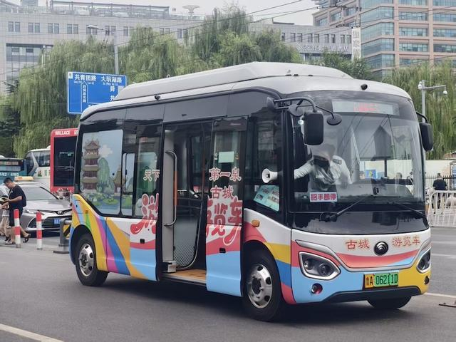 图为古城游览车 陈燕南/摄影