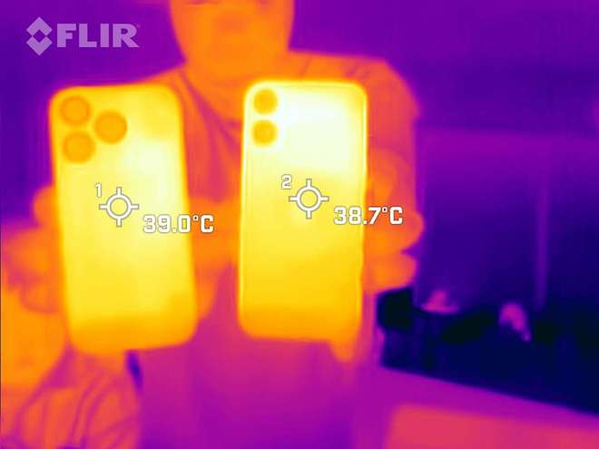 （图片来源：雷科技摄制，左为iPhone 16 Pro，右为iPhone 17）