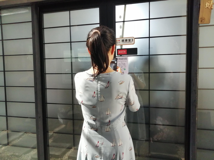 扫码开门。李建/摄