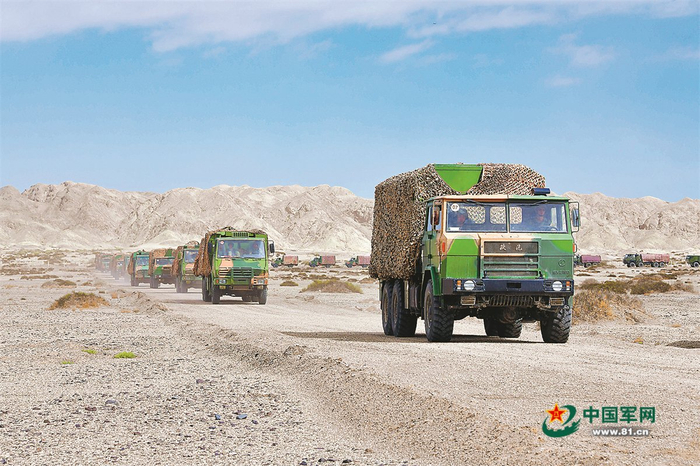 　　驻疆某部组织训练。雷天斌摄