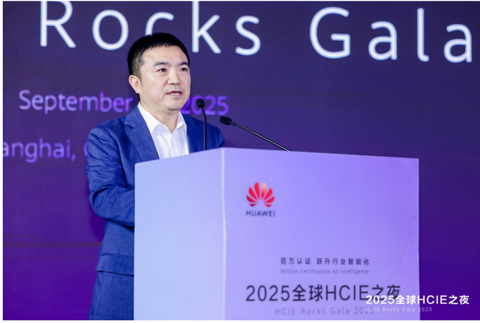 图:工业和信息化部人才交流中心副主任任利华演讲