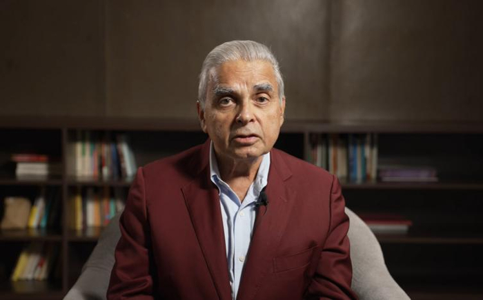 新加坡學(xué)者馬凱碩發(fā)表視頻演講。中國日報記者 馮永斌 攝