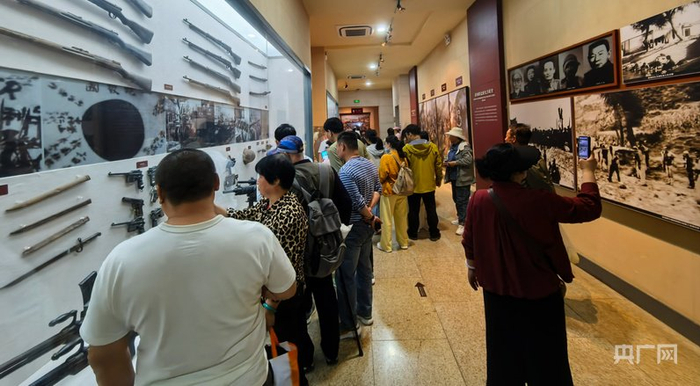 游客們在平型關(guān)大捷紀念館參觀(guān)（央廣網(wǎng)記者 張潔 攝）