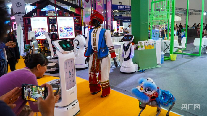 市民正在拍攝舞獅機器人（央廣網記者 魏文青 攝）