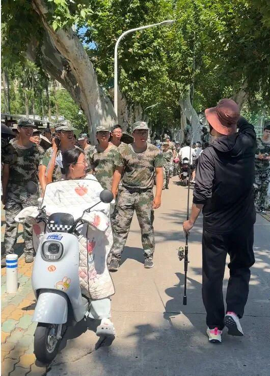 新生们纷纷被吸引目光。图/受访者提供 