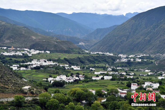 巴姆山麓下的白藏房。記者 王磊 攝