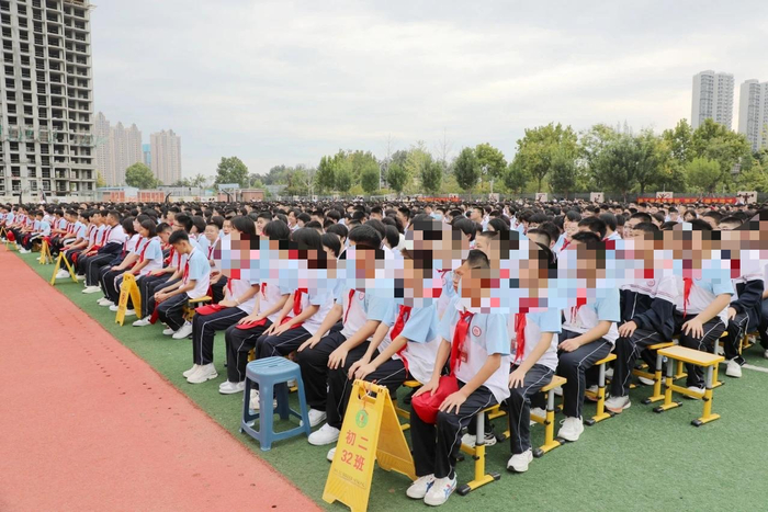 ▲菏澤22中2024年9月的開學(xué)典禮。圖據(jù)22中公眾號