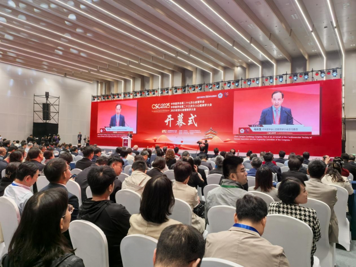 图：大会主席、首都医科大学附属北京安贞医院心脏内科马长生教授开幕致辞