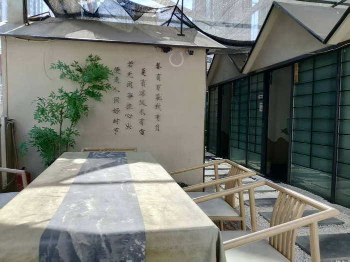 茶社入口处的休闲空间。李建/摄
