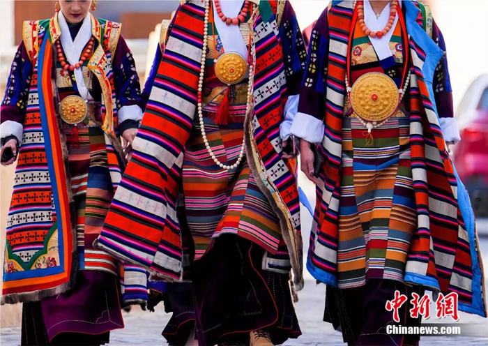 身着“疯装”的乡城妇女。图片来源:乡城县文广旅局