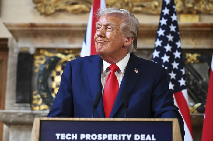 特朗普結束訪(fǎng)英返美 途中因直升機故障改乘備用機