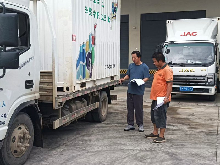 （配送員正在仔細進(jìn)行出車(chē)前安全檢查。李志松/攝）