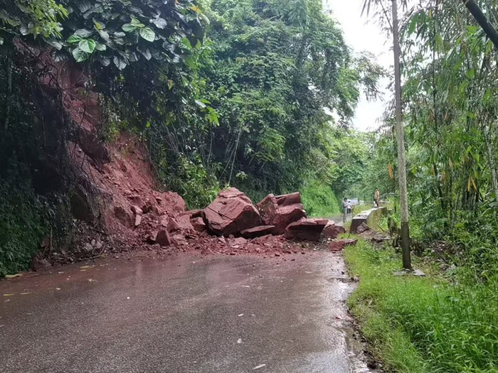 （前往西盟縣翁嘎科鎮的路面險情。代千余/攝）