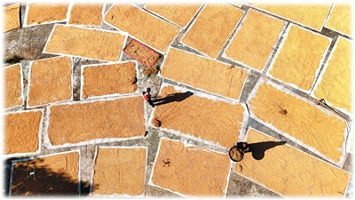 在貴州省黔東南苗族侗族自治州從江縣東朗鎮擺啊村，農民在曬場(chǎng)翻曬稻谷。十四五樊紹光攝（人民圖片）