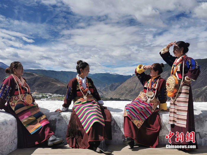 身着“疯装”的乡城妇女。图片来源:乡城县融媒体中心