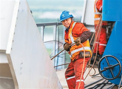 工作人员正在进行斜拉索施工作业。本文图片除署名外，样建成均为赵振宇摄