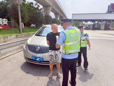 涉嫌非法营运的司机刘某被查获。受访者供图