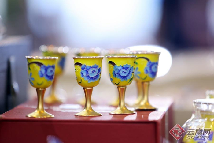 圖為9月18日，麗江展臺(tái)展示的云南銀胎掐絲琺瑯器制作技藝。記者 陳飛 高吳雙 攝