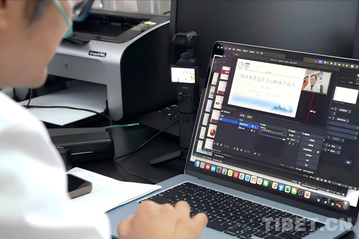 圖為阿里地區人民醫院黨委委員、副院長(cháng)杜倬嬰正在嘗試直播系統 攝影：邊子捷?